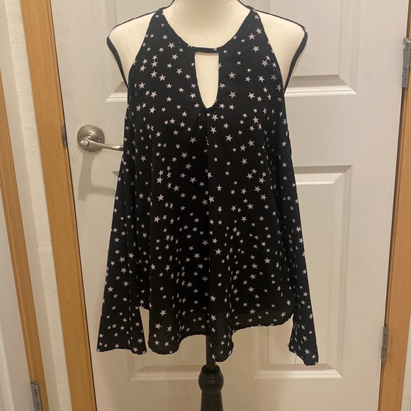Seven Sisters Tops - Seven Sisters Black and White Off /Cold Shoulder with long Sleeves Size Large
